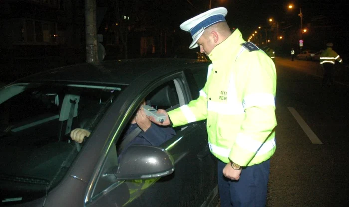 Şoferii riscă amenzi şi puncte de penalizare dacă se urcă băuţi la volan FOTO Arhivă