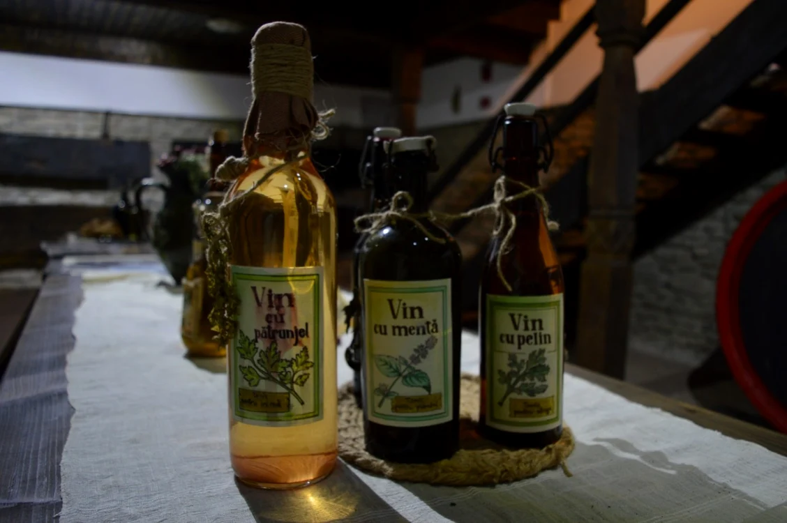 Vechile reţete de vin medicinal ocupă un loc de cinste la Muzeul Crama 1777 din Valea Călugărească FOTO Dana Mihai