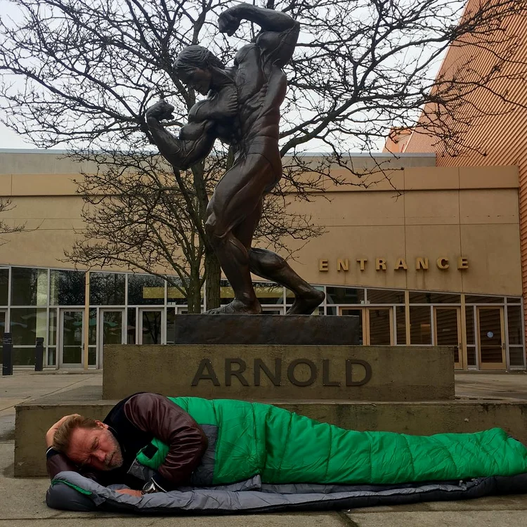 Arnold Schwarzenegger (68 de ani), dormind pe jos în fața statuii lui din Ohio