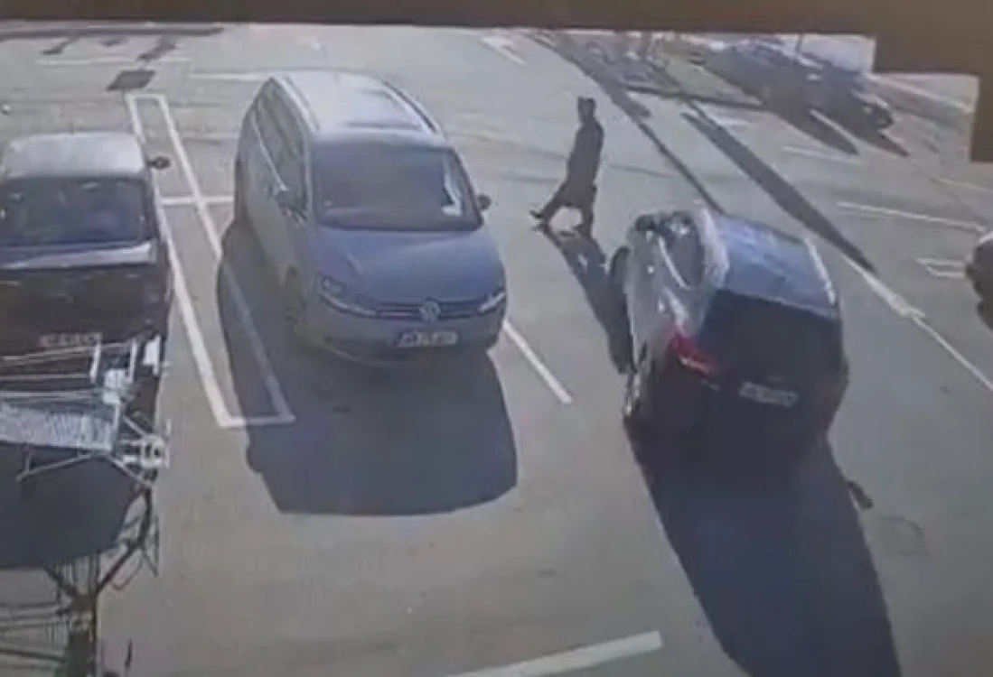 Victima a fost lovită în timp ce traversa drumul dintre parcări. Foto: captură video
