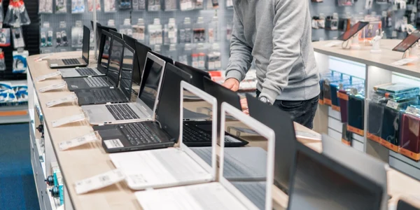 magazin calculatoare pc laptopuri foto shutterstock
