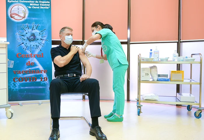 Klaus Iohannis vizitează centrul mobil de vaccinare din comuna AfumaţiSursă foto: Arhivă Click!