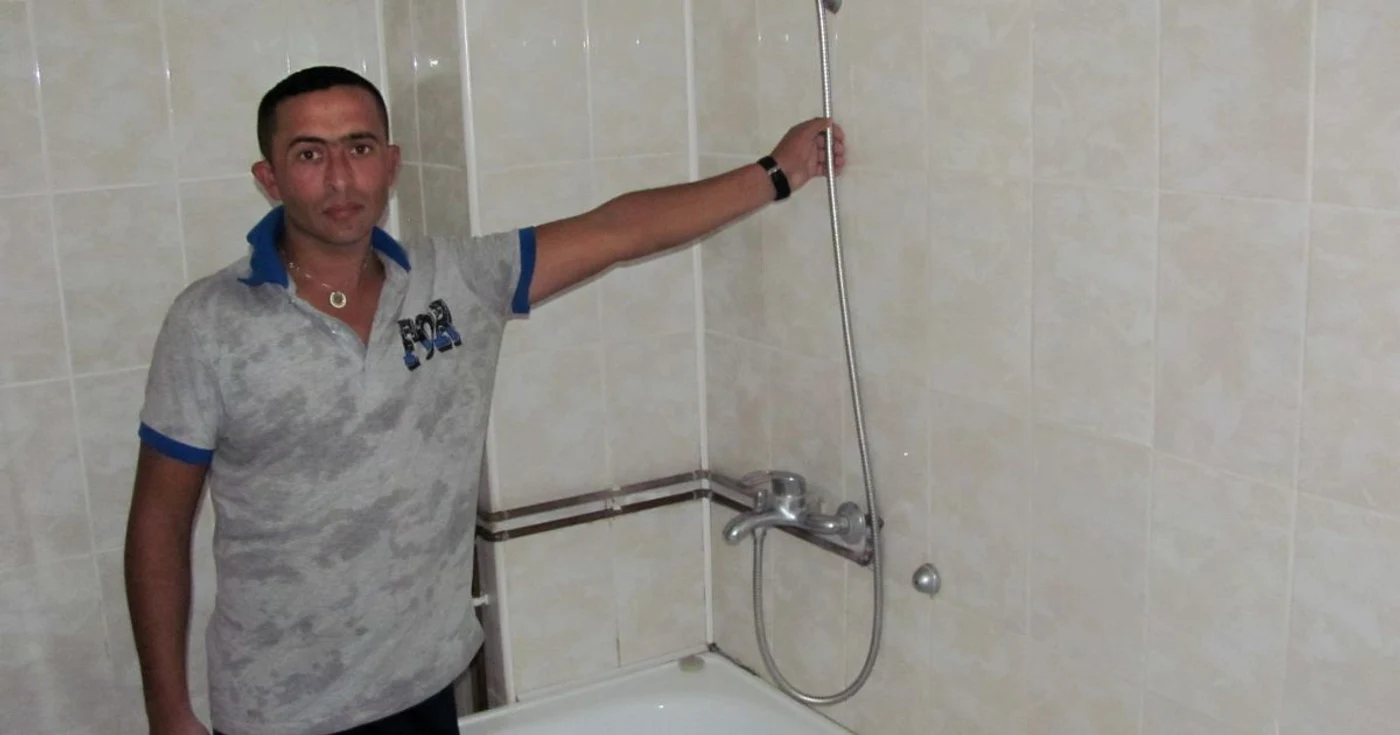 Elvis este unul dintre clienții fideli ai Băii Publice