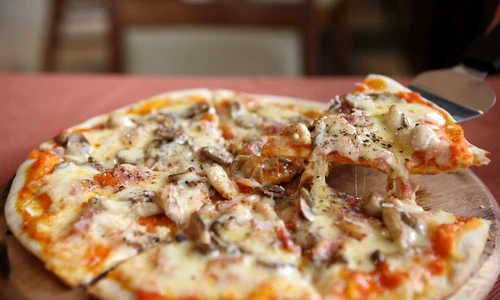 pizza cu ciuperci si afumatura jpeg