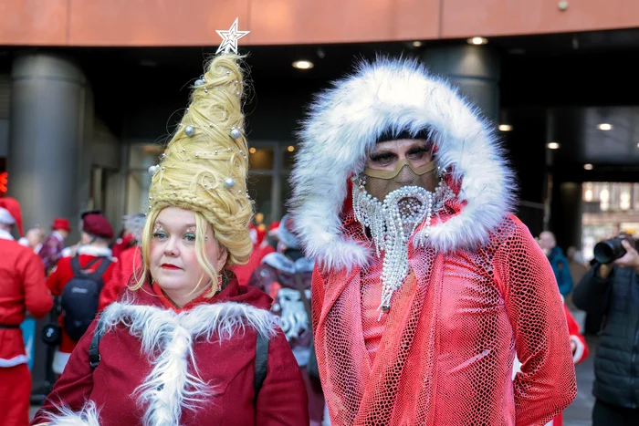 Două persoane costumate la Santacon 2024, Londra