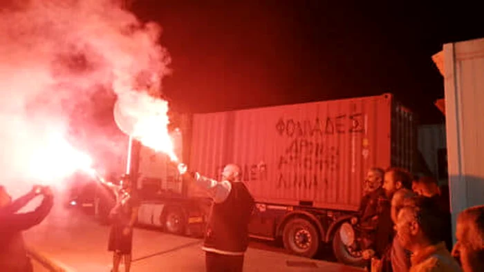 Salariații s-au opus încărcării containerului pe o navă. FOTO ENEDEP