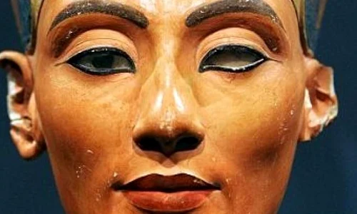 Nefertiti era urâtă   avea nasul coroiat şi riduri jpeg