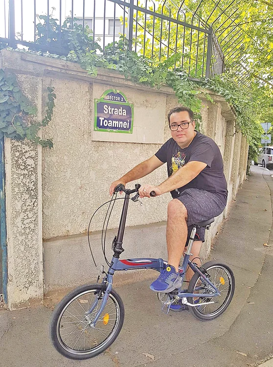 Pedalează seara pe străzile cartierului său