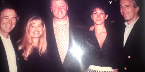 Bill Clinton fotografie găsită in proprietatea lui Jeffrey Epstein FOTO oversightdemocrats house gov 13 JPG