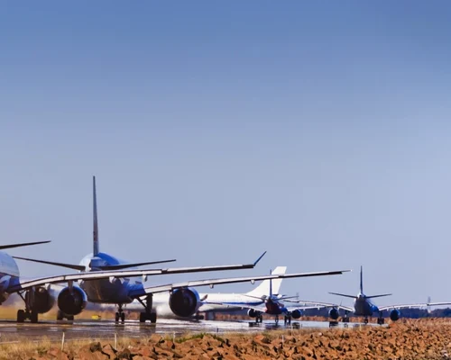 avioane pe pista foto shutterstock