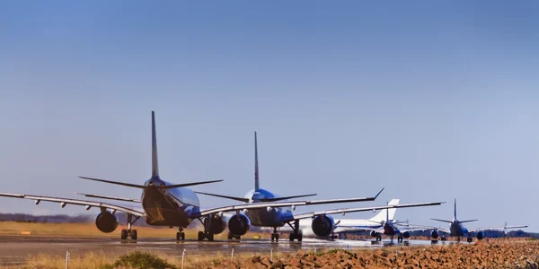 avioane pe pista foto shutterstock