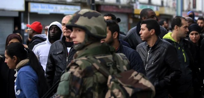 Operaţiune antiteroristă în suburbia Saint-Denis din Paris FOTO AP