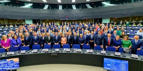 Ursula von der Leyen, înconjurată de candidați la postul de comisar european și eurodeputați . FOTO:X