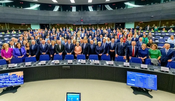Ursula von der Leyen, înconjurată de candidați la postul de comisar european și eurodeputați . FOTO: