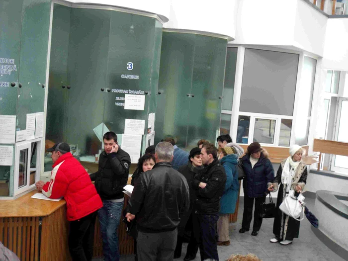 Iniţiatorii speră să se reducă cozile la ghişee