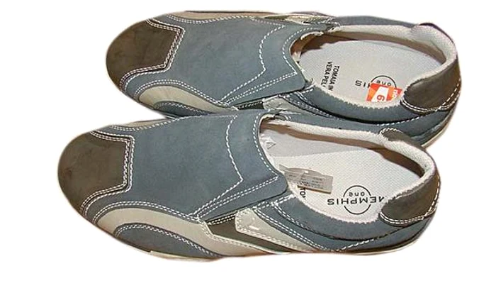 Conștientă că are un trup de divă, Laura pozează ca un fotomodel