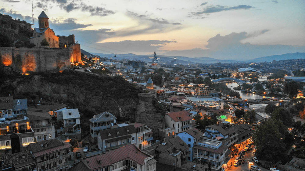 „Nu vrem să servim ocupanții”. Reacții în Georgia împotriva imigranților ruși
