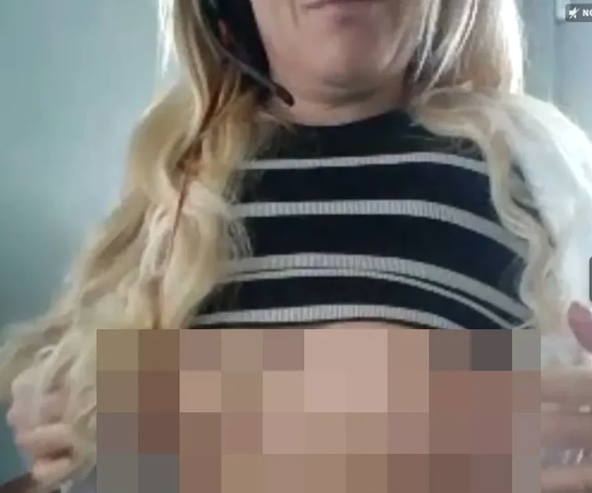 Femeia îți arată sânii, în timp ce lucra de acasă FOTO : X