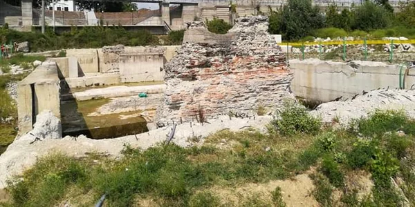 Piciorul Podului lui Traian construit de Apolodor din Damasc peste Dunăre de la Drobeta Turnu Severin Mehedinti Foto Daciana Stoica jpg