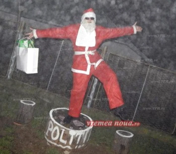 Căţărat pe o buturugă pe care scrie "poliţia"