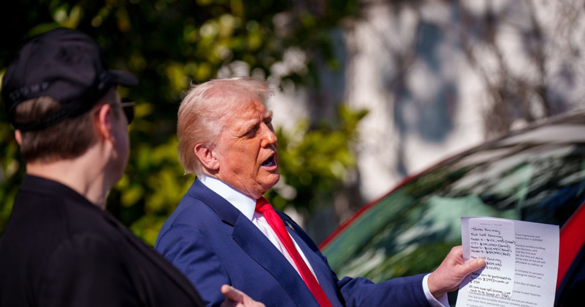 Trump denunță atacurile asupra Tesla ca fiind „terorism intern”