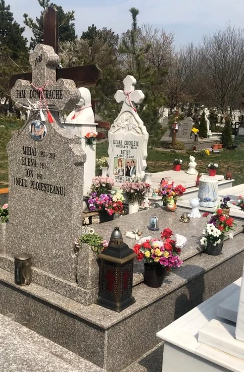 Pe cruce e poza familiei: Nelu Ploieșteanu, soția sa, Elena, și fiul lor, Mihăițăfoto: BLITZ