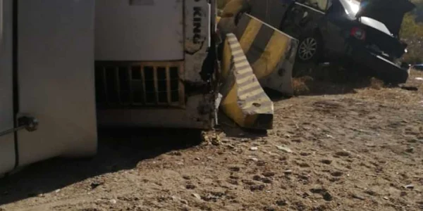 Vâlcea DN 7 E 81 Dealul Negru accident rutier un TIR răsturnat peste o maşină trei victime Foto Adevărul