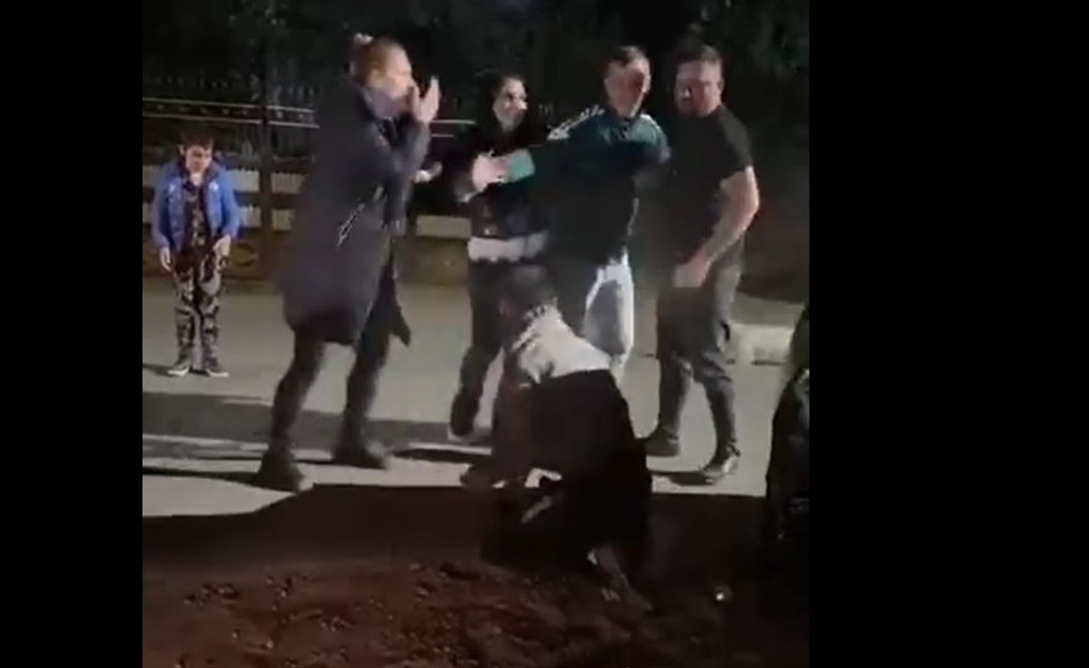 Bătaie filmată în stradă: un bărbat de 36 de ani a lovit cu bestialitate un cuplu. Agresorul a fost reținut