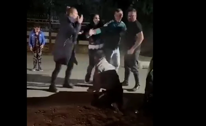 Bătaie în stradă FOTO: captura video