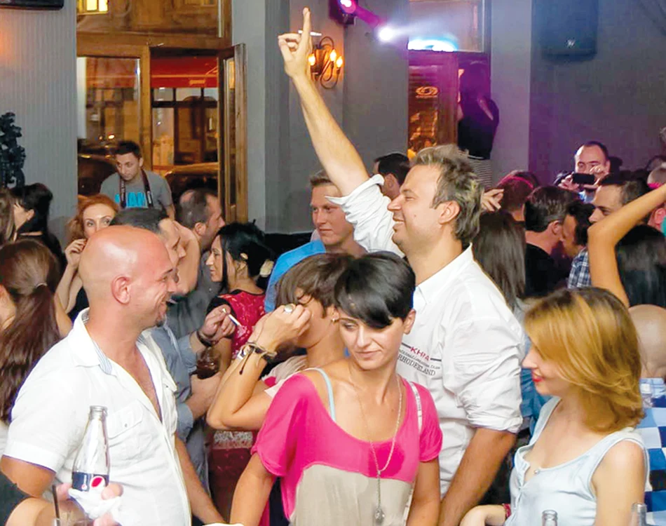 Solistul a admirat  fetele care  defilau în bikini