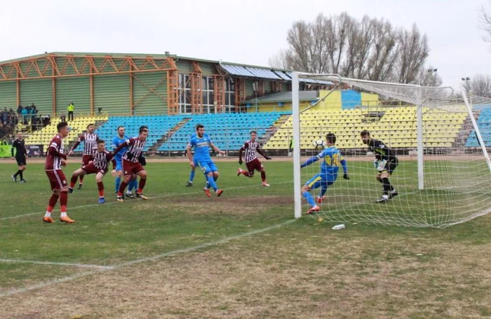 Unirea Slobozia a scos o dată balonul de pe linia portii, in prima repriză cu Rapid