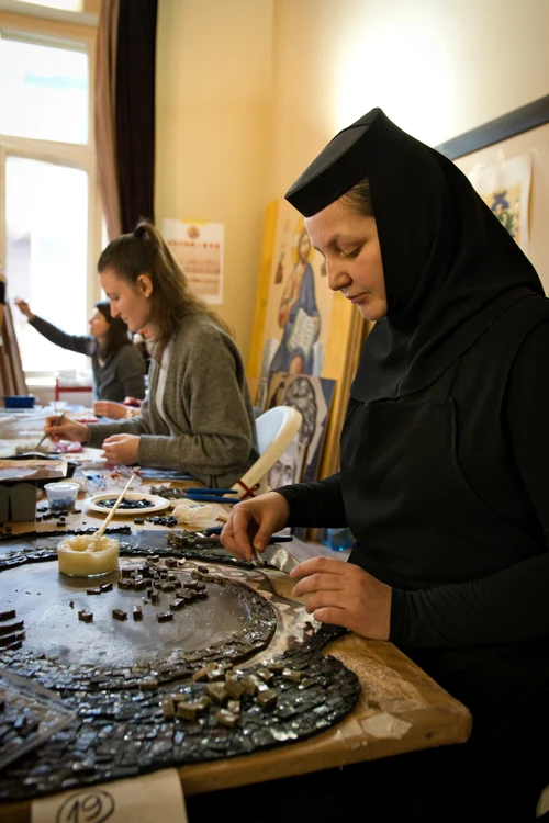 220 de pictori lucrează la pictura Catedralei Neamului
