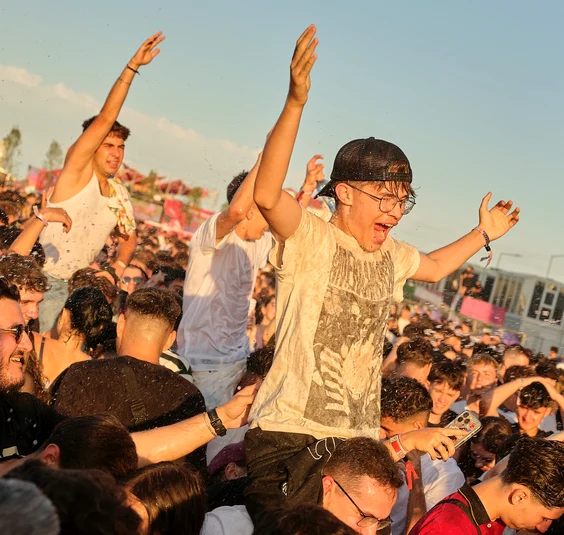 Adolescenții s-au distrat, părinții s-au îngrijorat FOTO: FB/Beach, Please Festival