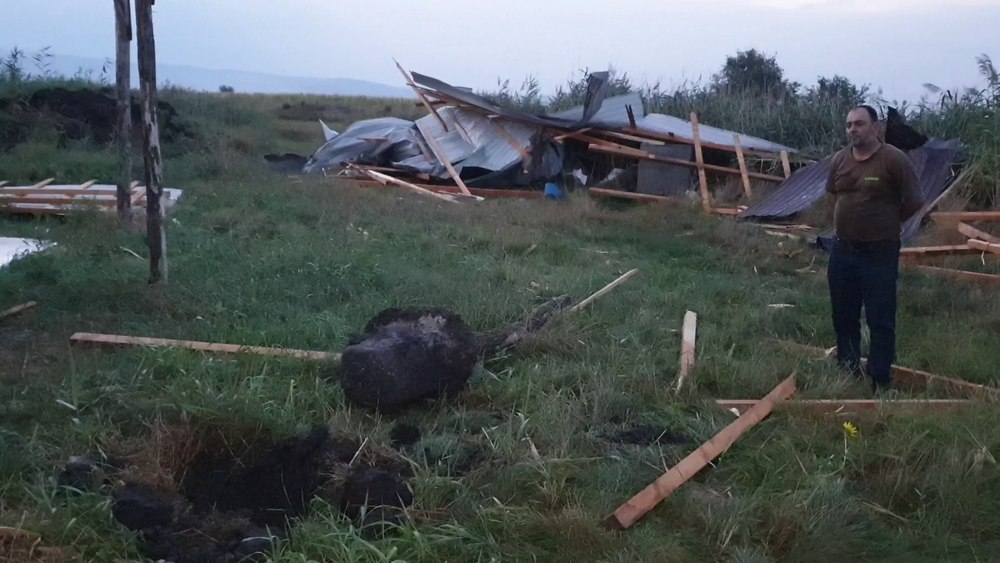 Fermă din Buzău, distrusă de o vijelie puternică. A smuls stâlpi și a luat acoperișuri pe sus FOTO