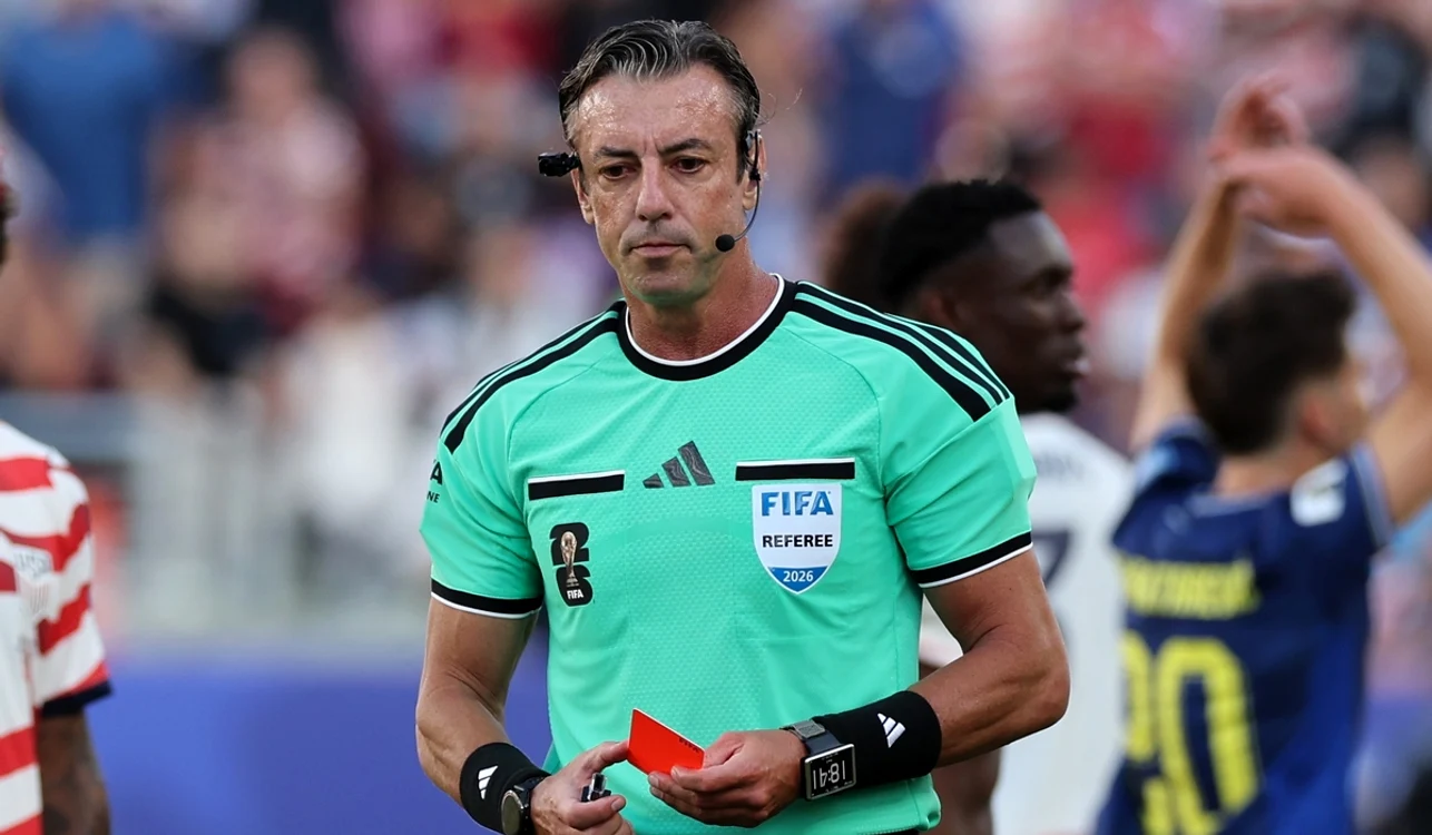Cartonașul roșu arătat pentru o „intrare” dură la Mondial fost anulat de FIFA (FOTO: EPA)
