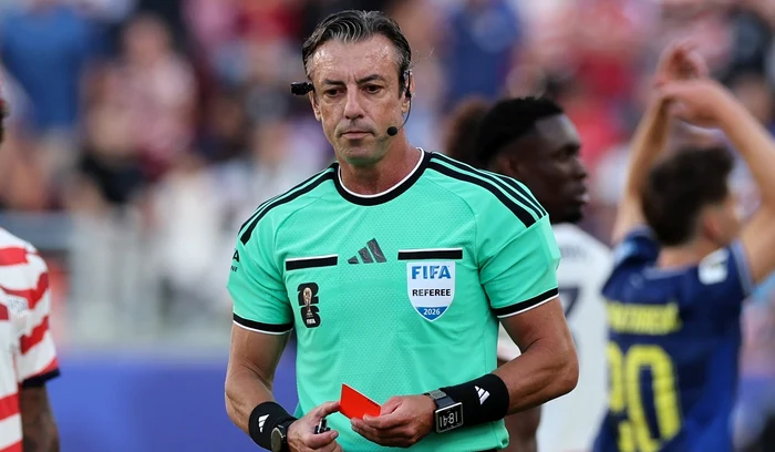 Cartonașul roșu arătat pentru o „intrare” dură la Mondial fost anulat de FIFA (FOTO: EPA)