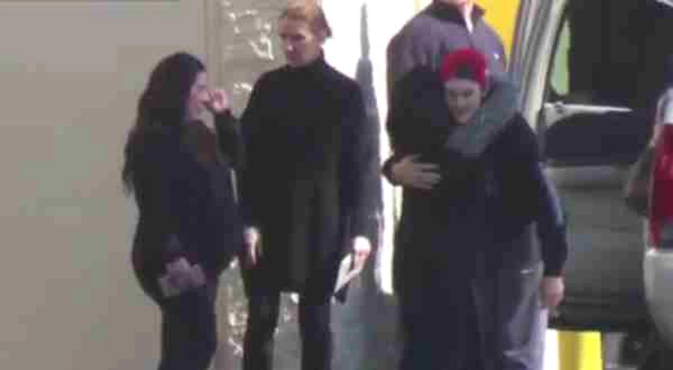 
    Artista s-a întâlnit la aeroport cu prietenii și copiii eiFoto: captură video Daily Mail  