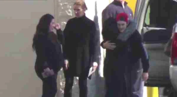 
    Artista s-a întâlnit la aeroport cu prietenii și copiii eiFoto: captură video Daily Mail  