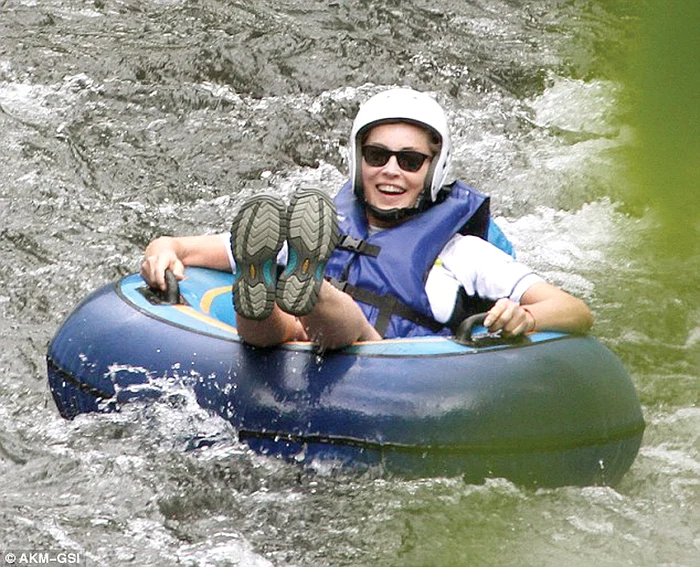 Sharon s-a distrat  împreună cu sora ei  la o cursă de rafting