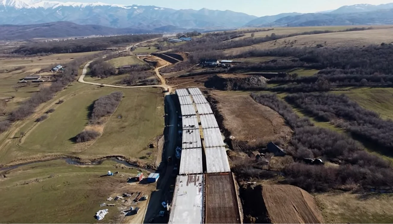 Imagini surprinse cu drona de pe Lotul 1 de Autostrada Sibiu - Piteşti de pe tronsonul Sibiu - Boiţa - în fundal Munţii Făgăraş Foto captură video