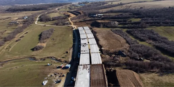 Imagini surprinse cu drona de pe Lotul 1 de Autostrada Sibiu - Piteşti de pe tronsonul Sibiu - Boiţa - în fundal Munţii Făgăraş Foto captură video