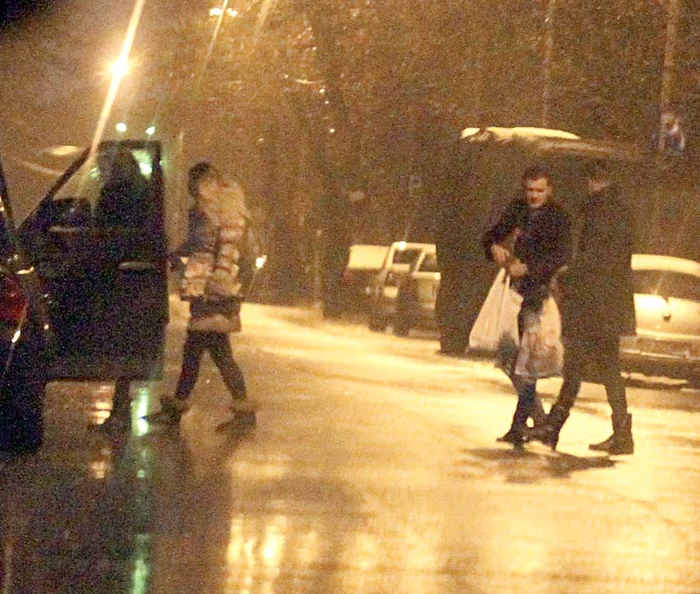 Foştii soţi, împreună cu prietenii lor, au luat de mâncare la pachet
