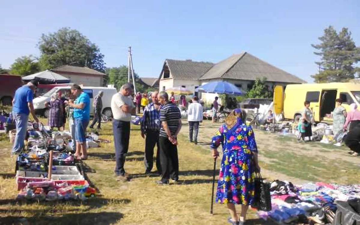 Cele mai multe
discuţii electorale au loc duminică, ziua în care sătenii se întâlnesc la piaţa
din sat. FOTO Adevărul