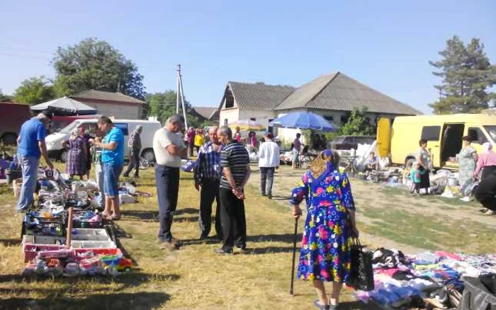 Cele mai multe
discuţii electorale au loc duminică, ziua în care sătenii se întâlnesc la piaţa
din sat. FOTO Adevărul