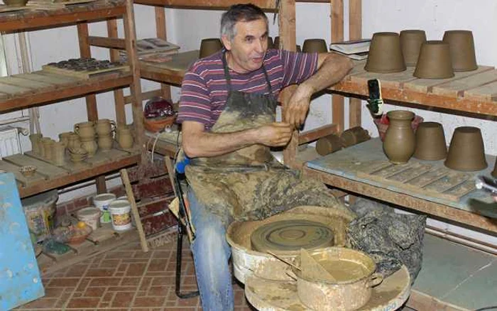 Ultimul artizan al ceramicii din Vama visează să înfinţeze un muzeu chiar în localitate. Foto. Adevărul