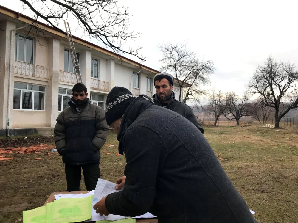 Muncitorii au fost la un pas să dea foc acoperişului