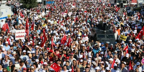 Protest la Istanbul al sustinatorilor partidului CHP FOTO EPA/ Sedat Suna