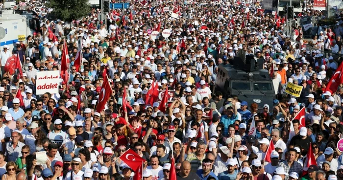 ARHIVĂ Protest la Istanbul al sustinatorilor partidului CHP FOTO EPA/ Sedat Suna