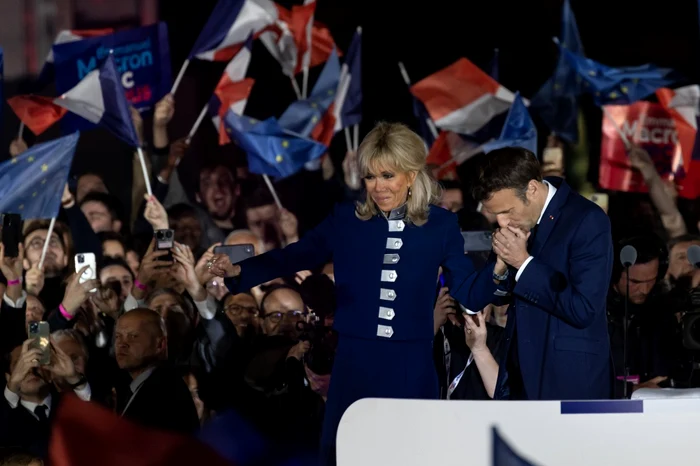 Emmanuel Macron victorie un nou mandat 5 ani la Palatul Elysees Brigitte Macron gesturi tandre (3) jpg