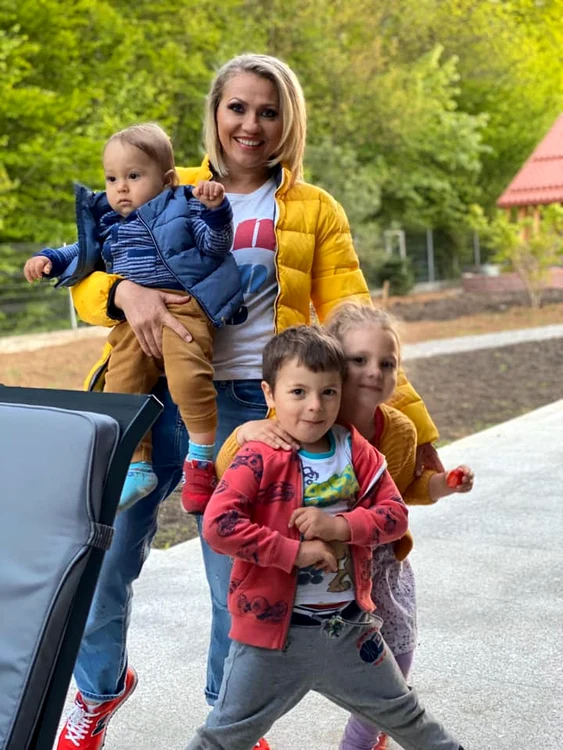 Împreună cu cei trei copii ai ei